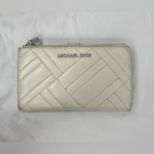 Michael Kors Peyton Large Double Zip Wallet
Wristlet MSRP $228